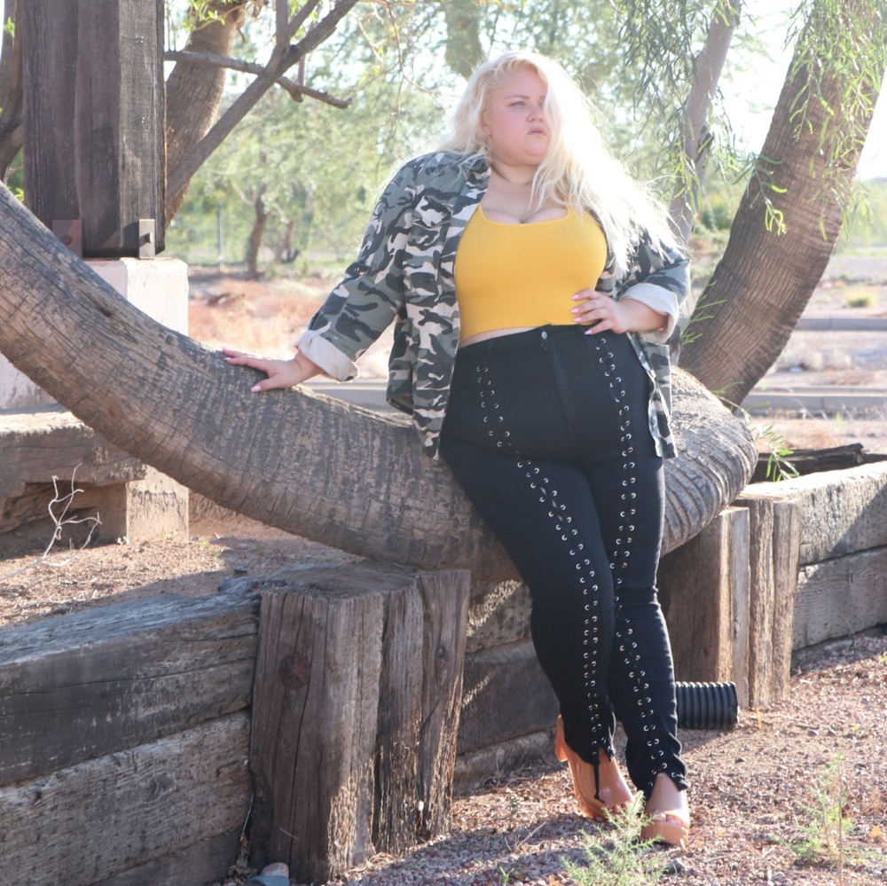 High waist grommet jean